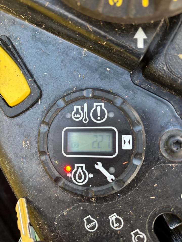 2025 John Deere Z920M Image 7