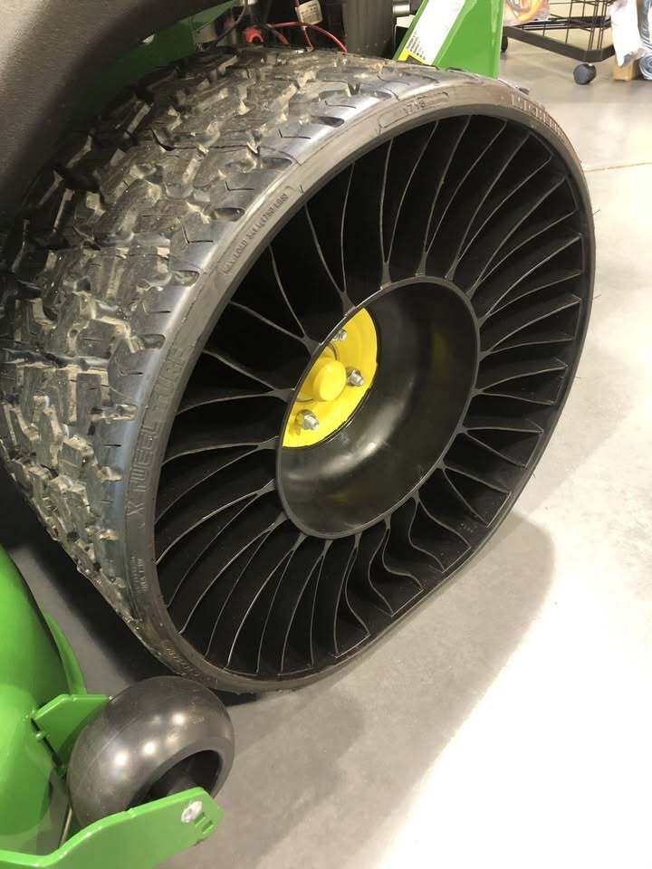 2025 John Deere Z970R Image 4