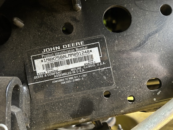 2021 John Deere X758 - Photo17