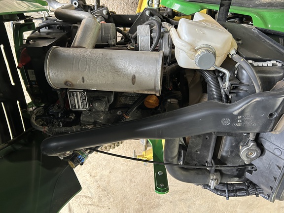 2021 John Deere X758 - Photo11