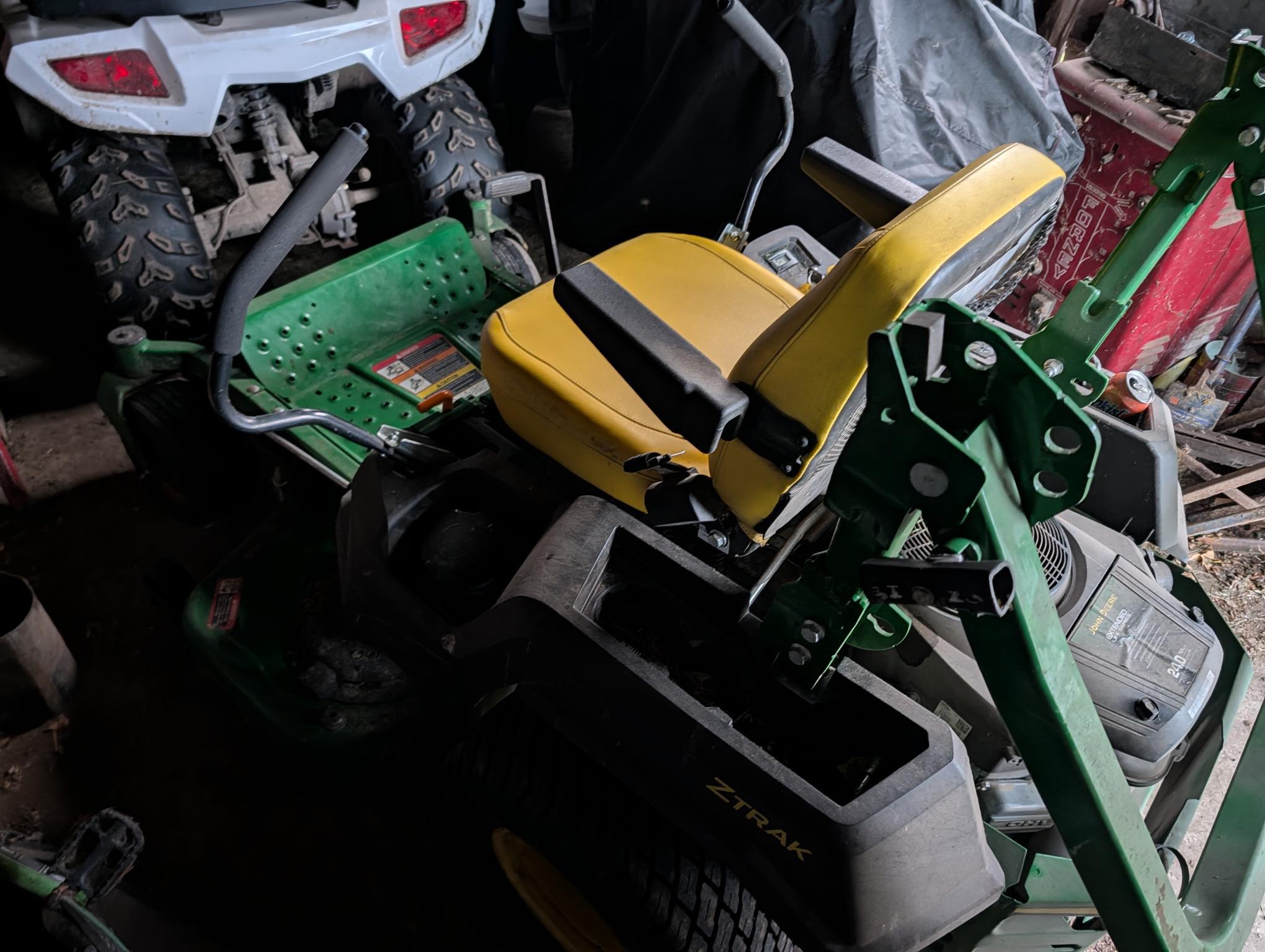 2022 John Deere Z515E Image 1