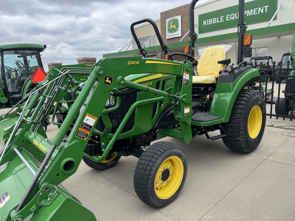 2025 John Deere 2032R - Photo3