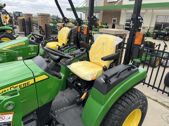 2025 John Deere 2032R - Photo4