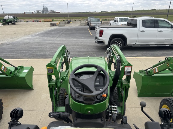 2025 John Deere 2032R - Photo7