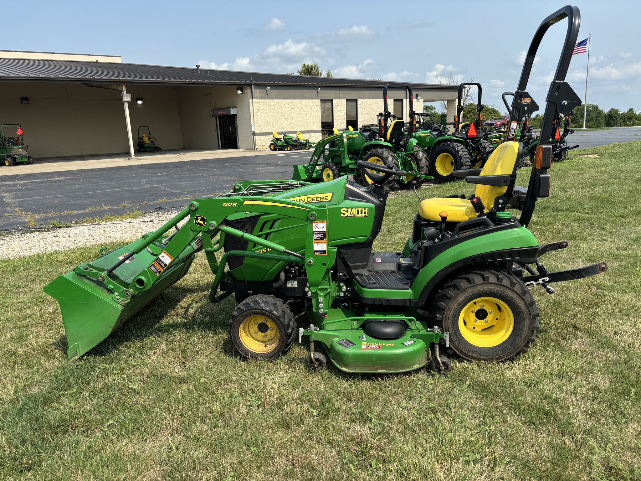 Used 2017 John Deere 1025R Compact Utility Tractors at Koenig Equipment in Oxford, OH - PhotoXL3