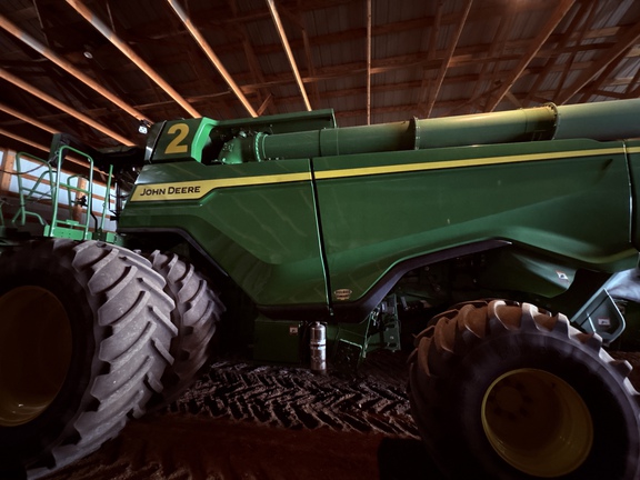 Used 2022 John Deere X9 1100 Combines at Horizon Ag & Turf in Lloydminster, AB - Photo2