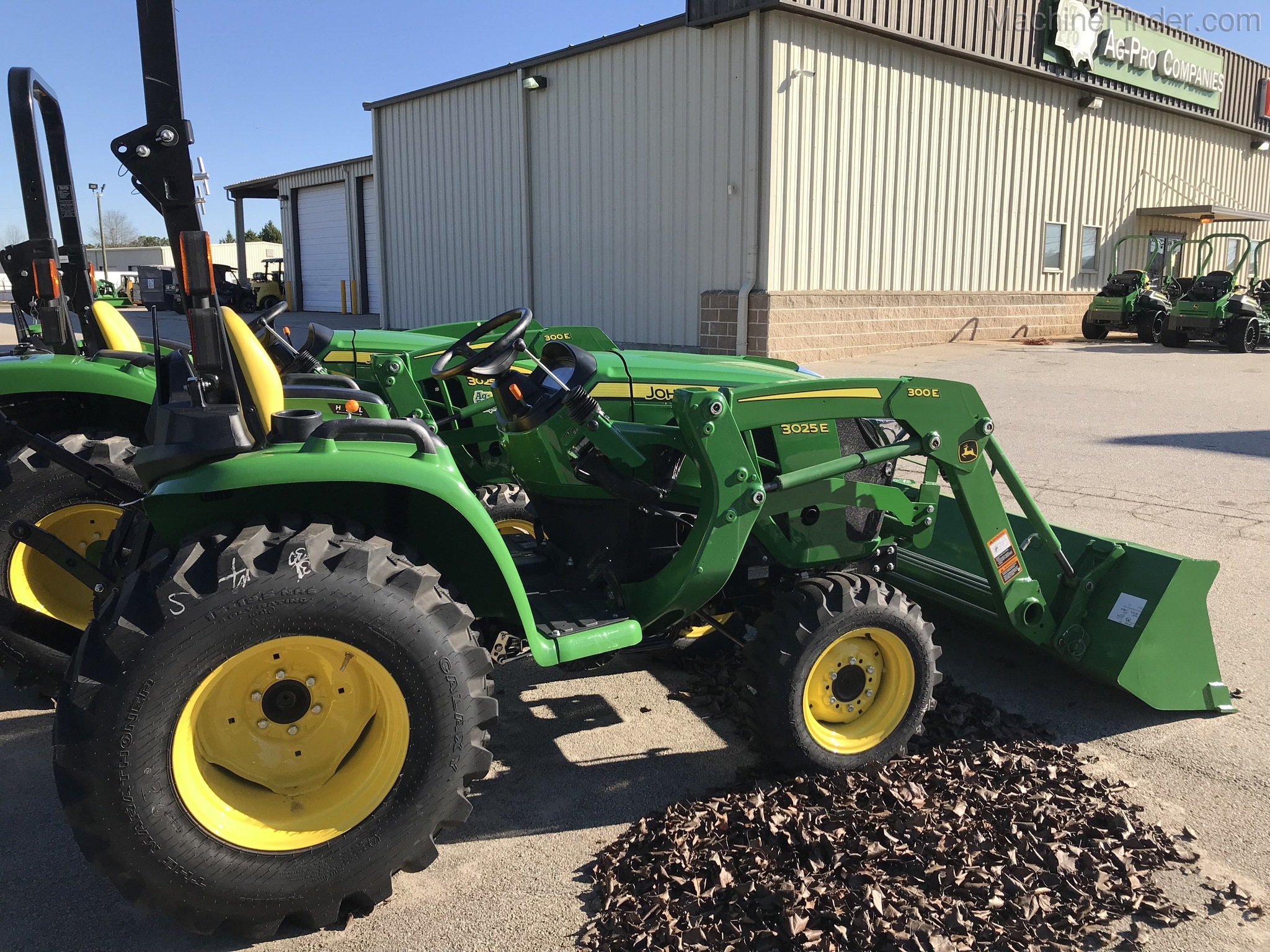 2020 John Deere 3025 Image 2