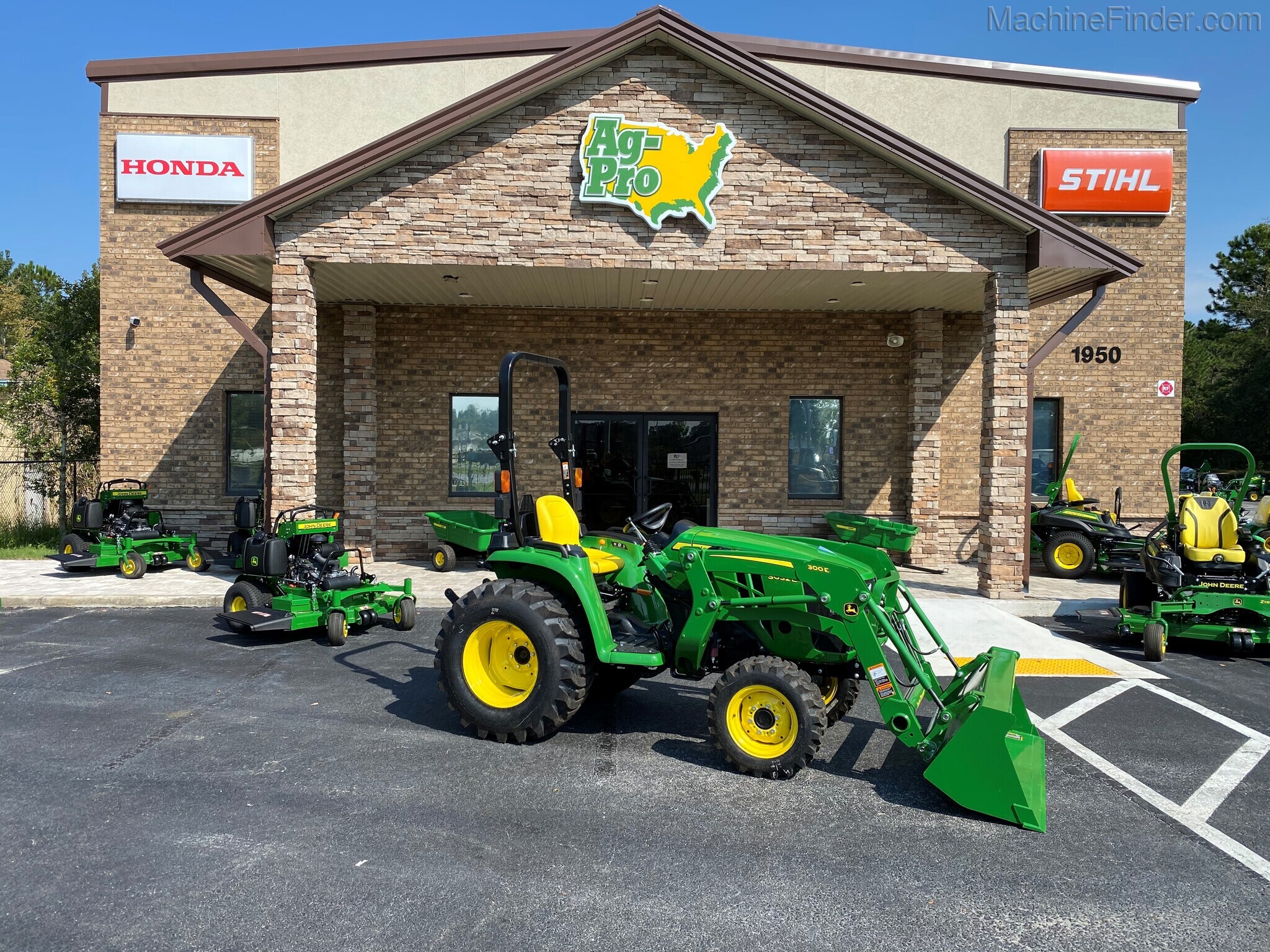 2021 John Deere 3032E Image 2