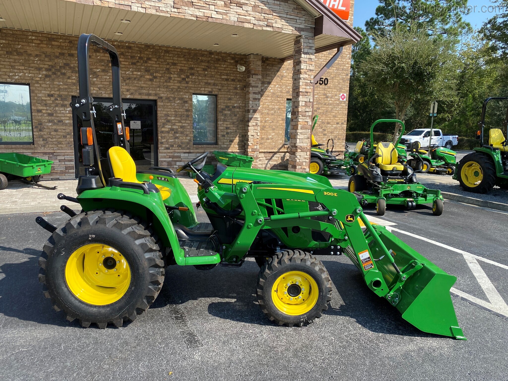 2021 John Deere 3032E Image 1