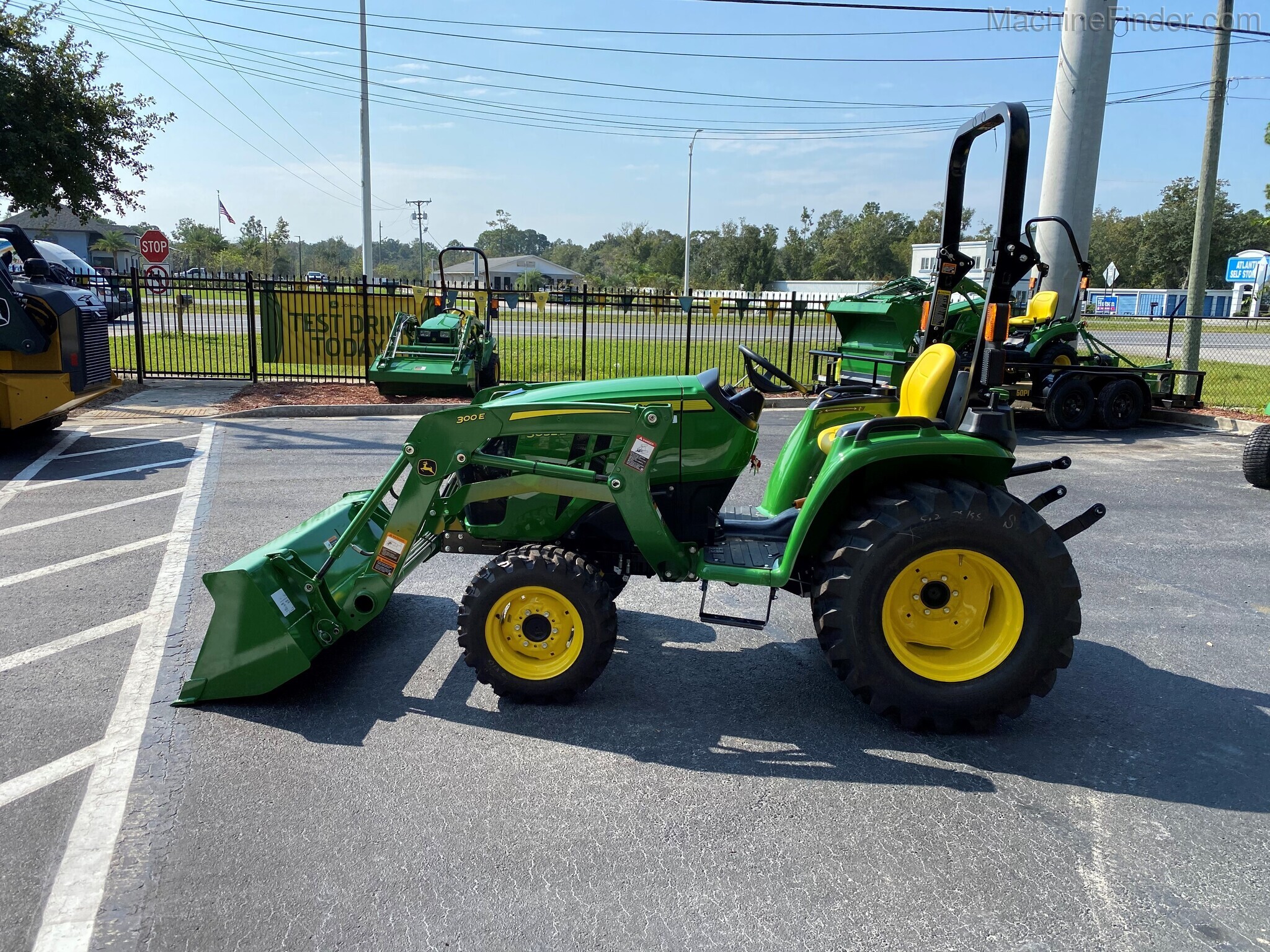 2021 John Deere 3032E Image 4