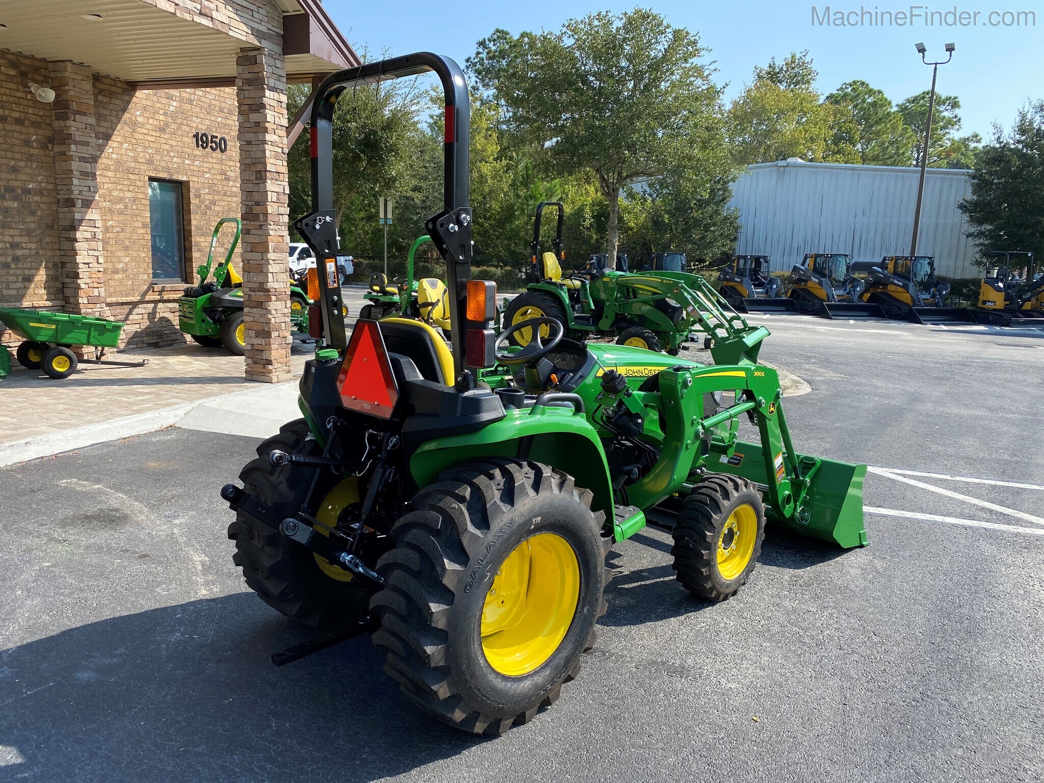 2021 John Deere 3032E Image 3