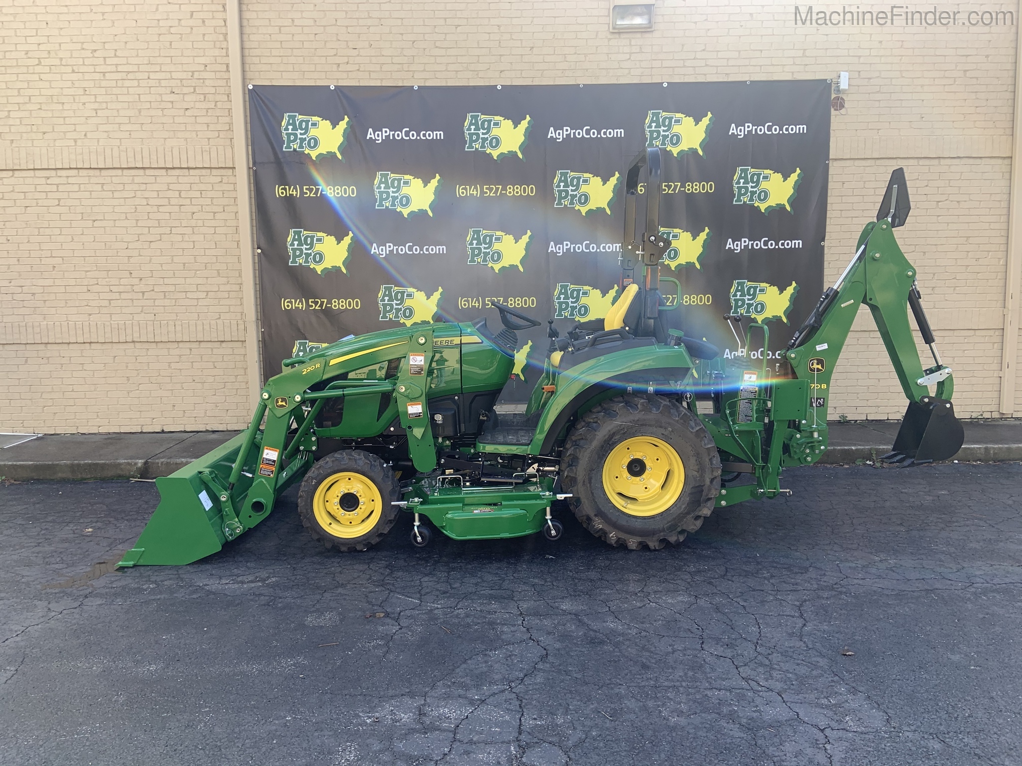 2020 John Deere 2032R Image 1