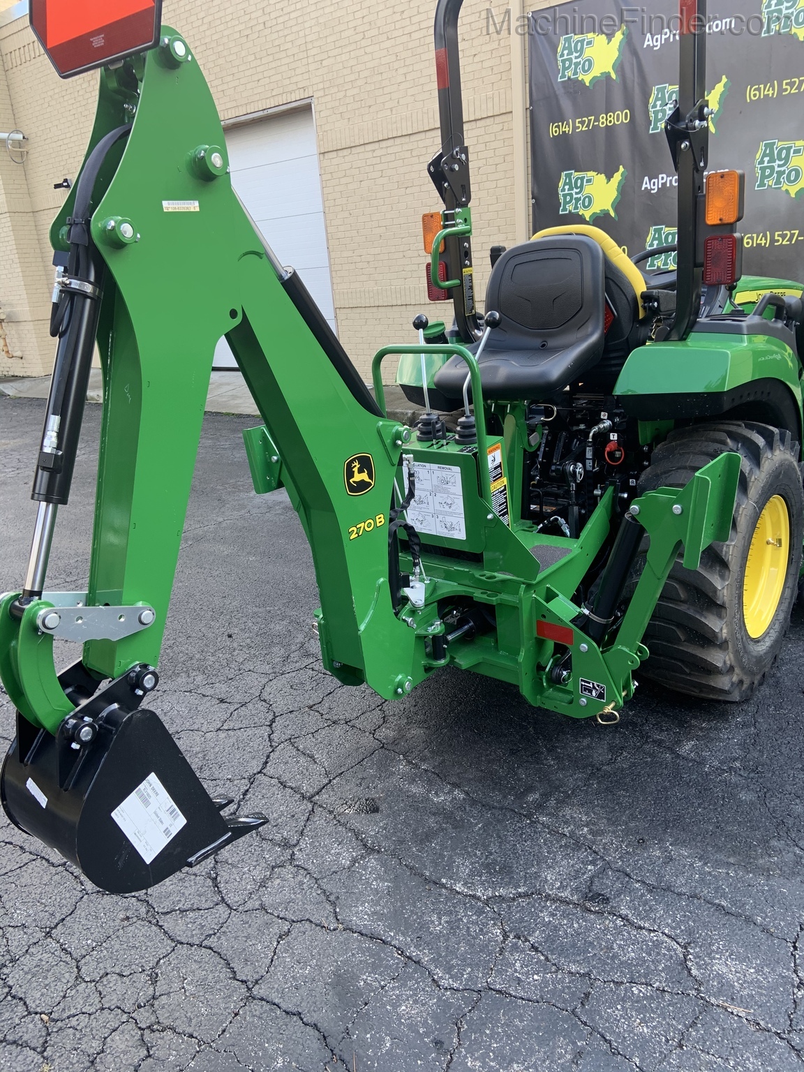 2020 John Deere 2032R Image 6