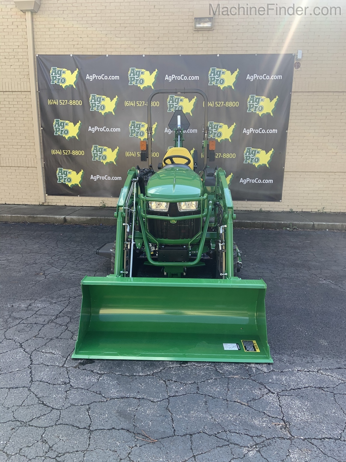 2020 John Deere 2032R Image 3