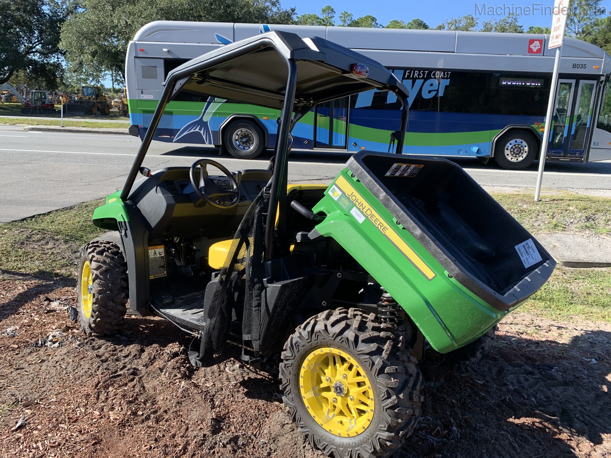 2021 John Deere 590M Image 6