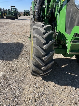 2016 John Deere 6105E Image 2