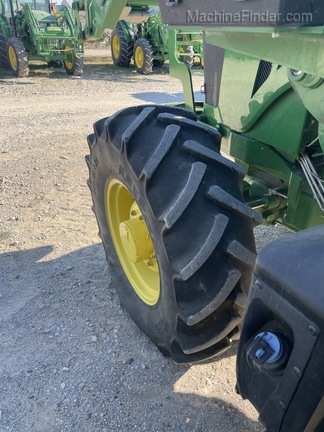 2016 John Deere 6105E Image 4
