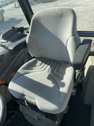 2016 John Deere 6105E Image 8