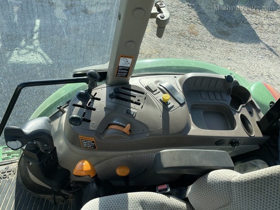 2016 John Deere 6105E Image 9