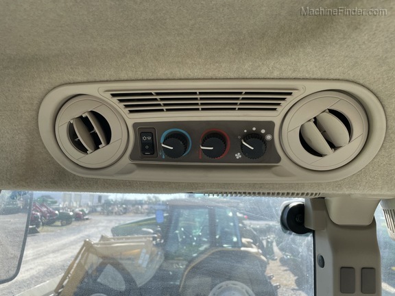 2016 John Deere 6105E Image 11
