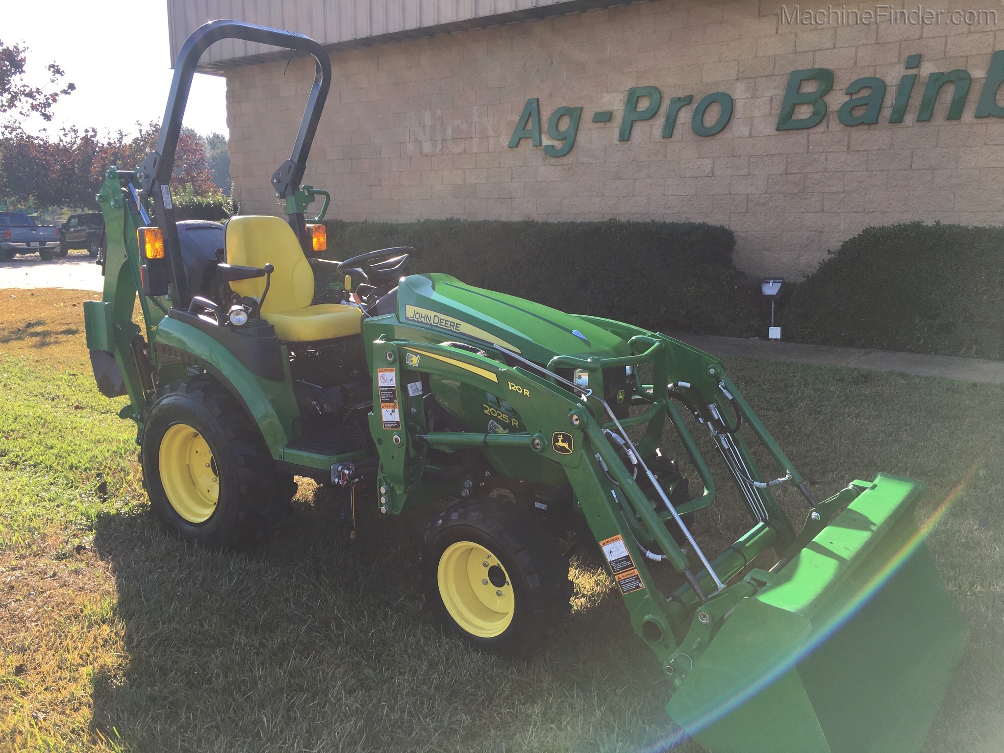 2019 John Deere 2025R Image 2