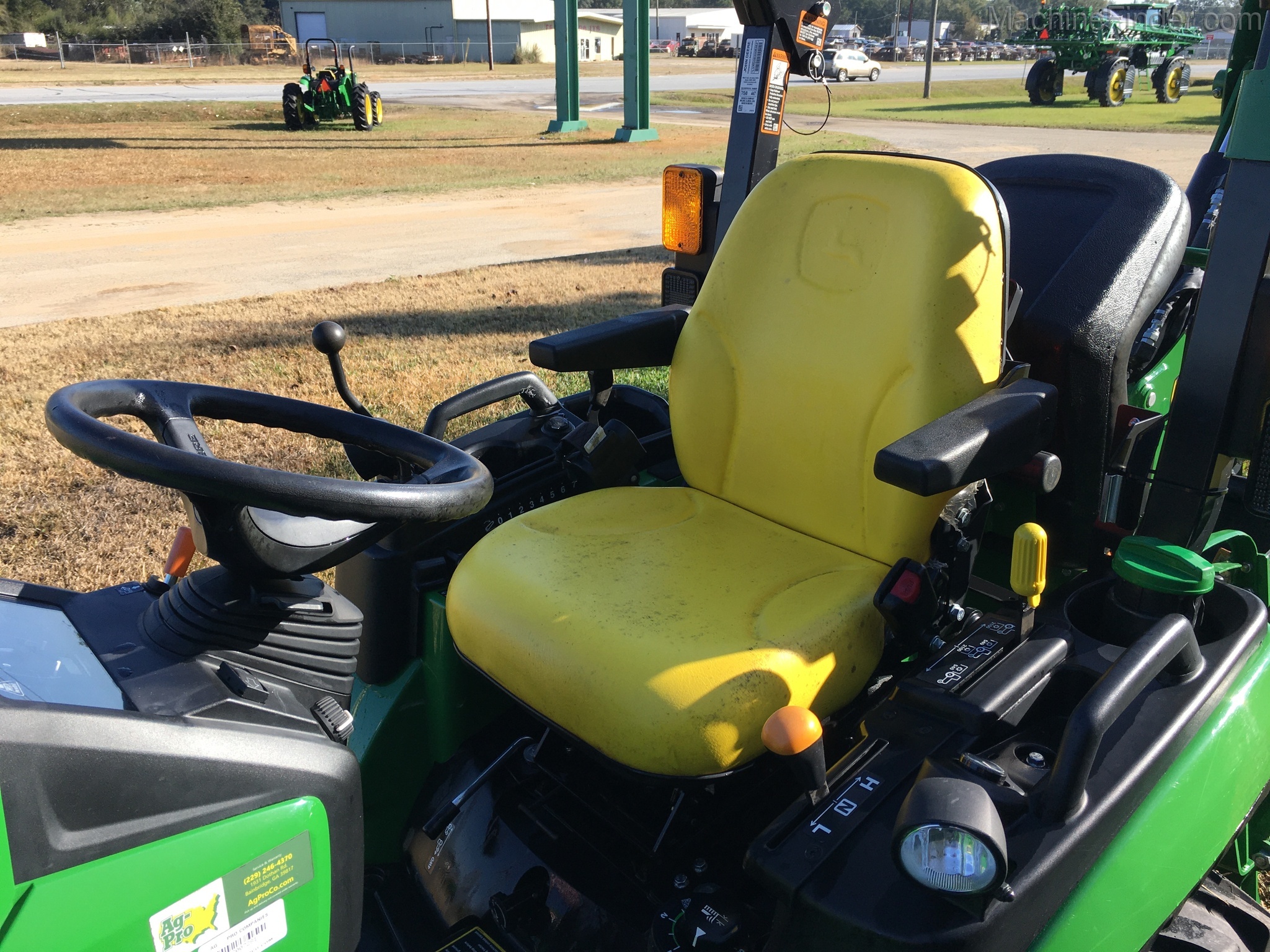 2019 John Deere 2025R Image 8