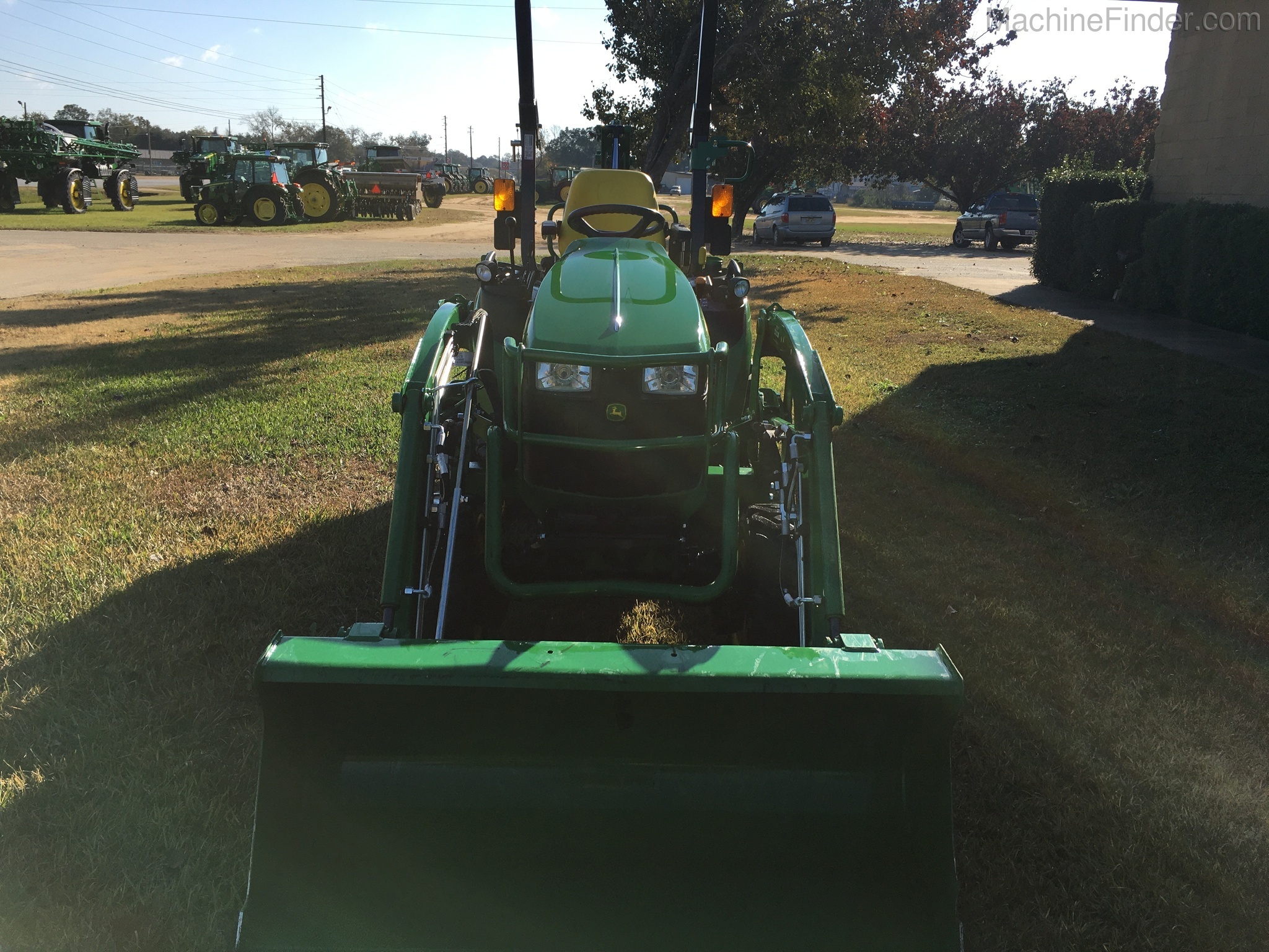 2019 John Deere 2025R Image 3