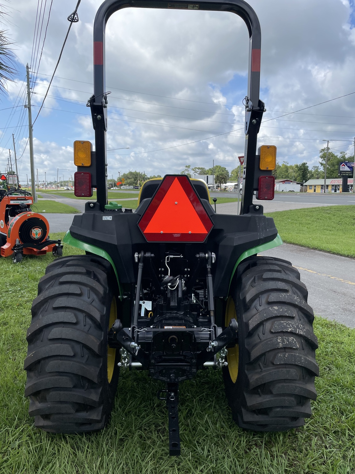 2023 John Deere 3032E Image 5