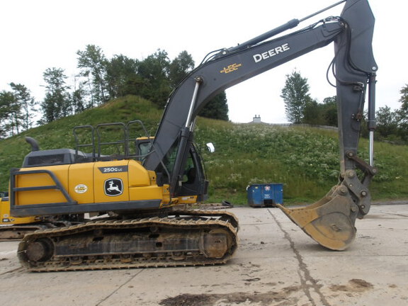 2022 John Deere 250GL