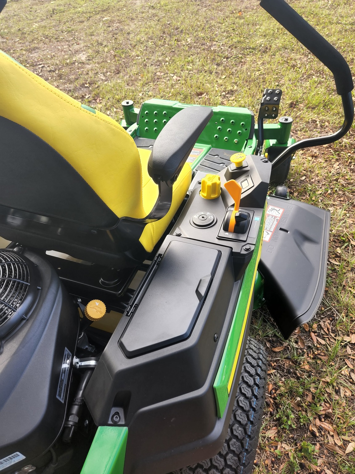 2023 John Deere Z320R Image 3