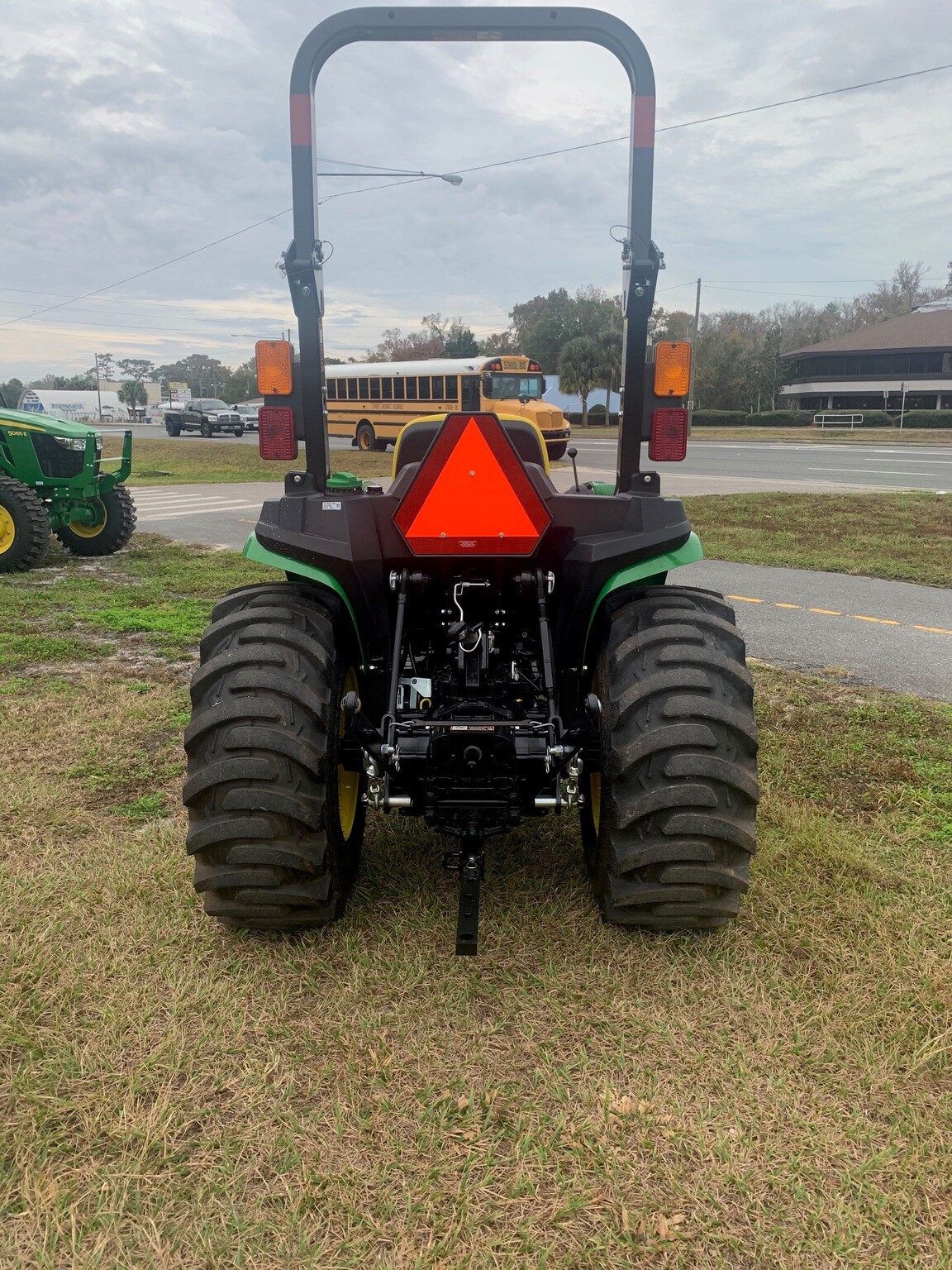 2022 John Deere 3038E Image 3