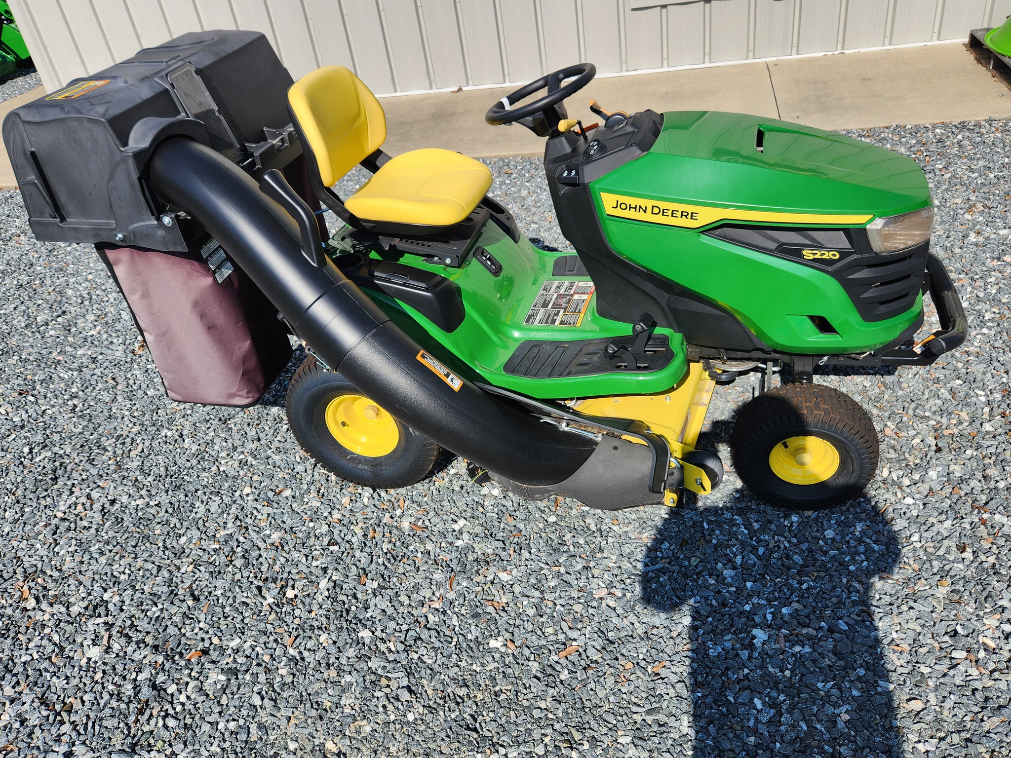 2022 John Deere RIDING LAWN MOWER S220 Image 1