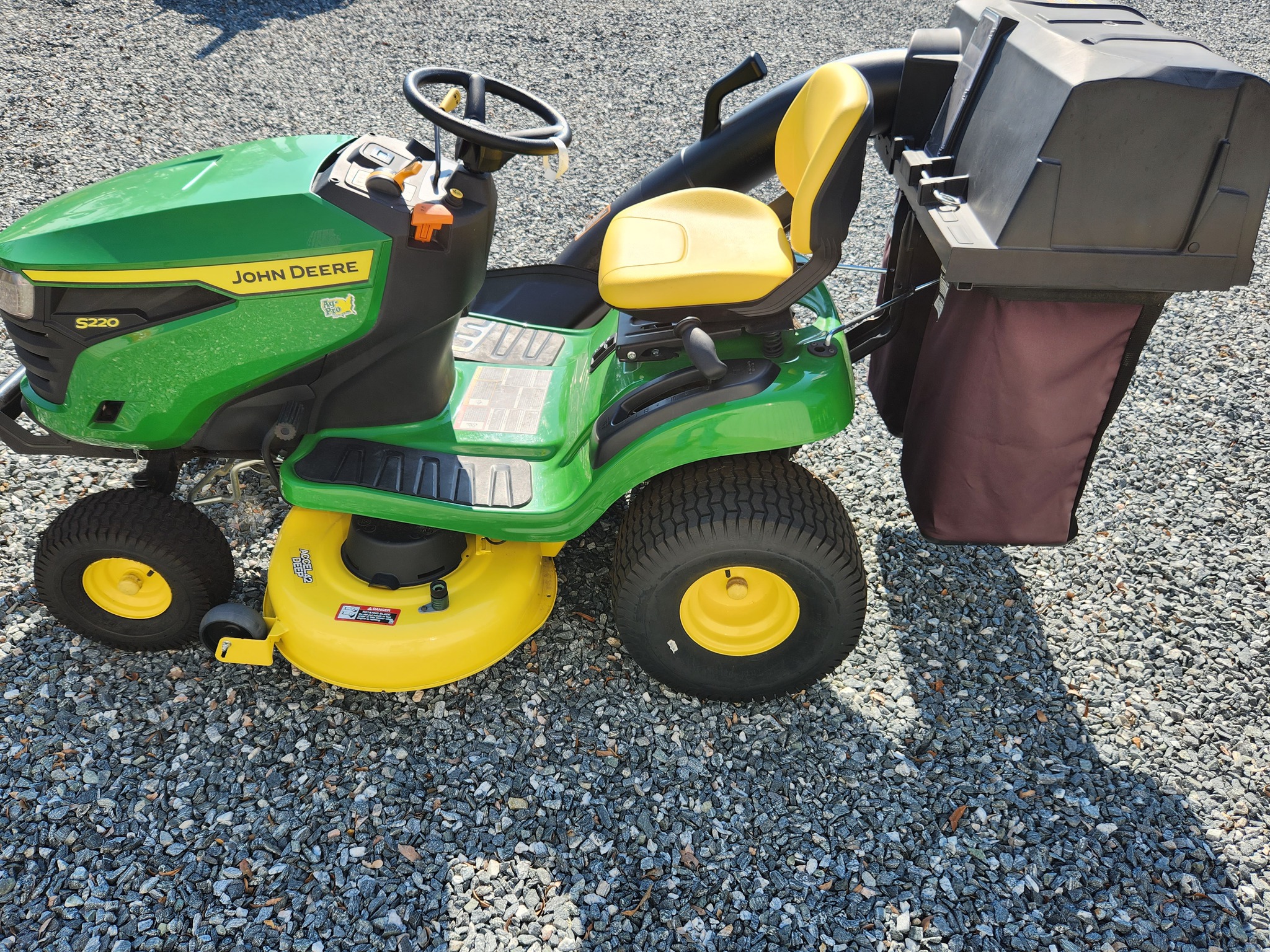2022 John Deere RIDING LAWN MOWER S220 Image 5