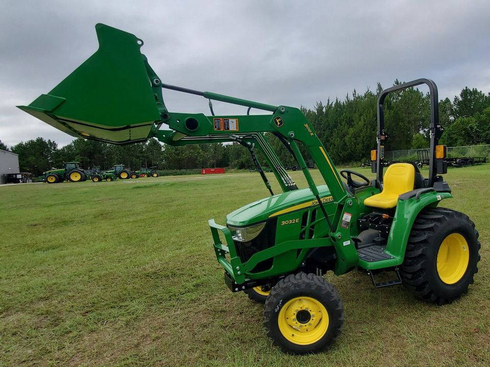 2023 John Deere 3032E Image 3