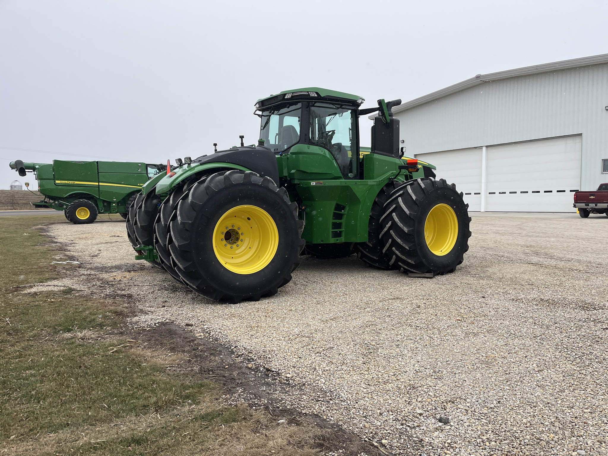  2022 John Deere 9R 590 at Heritage Tractor in Dixon, IL