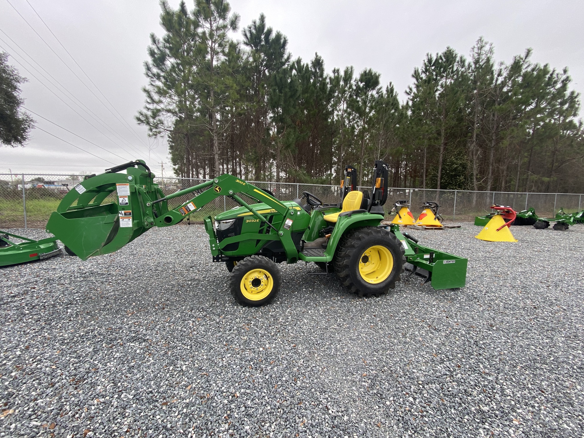 2022 John Deere 3032E Image 1