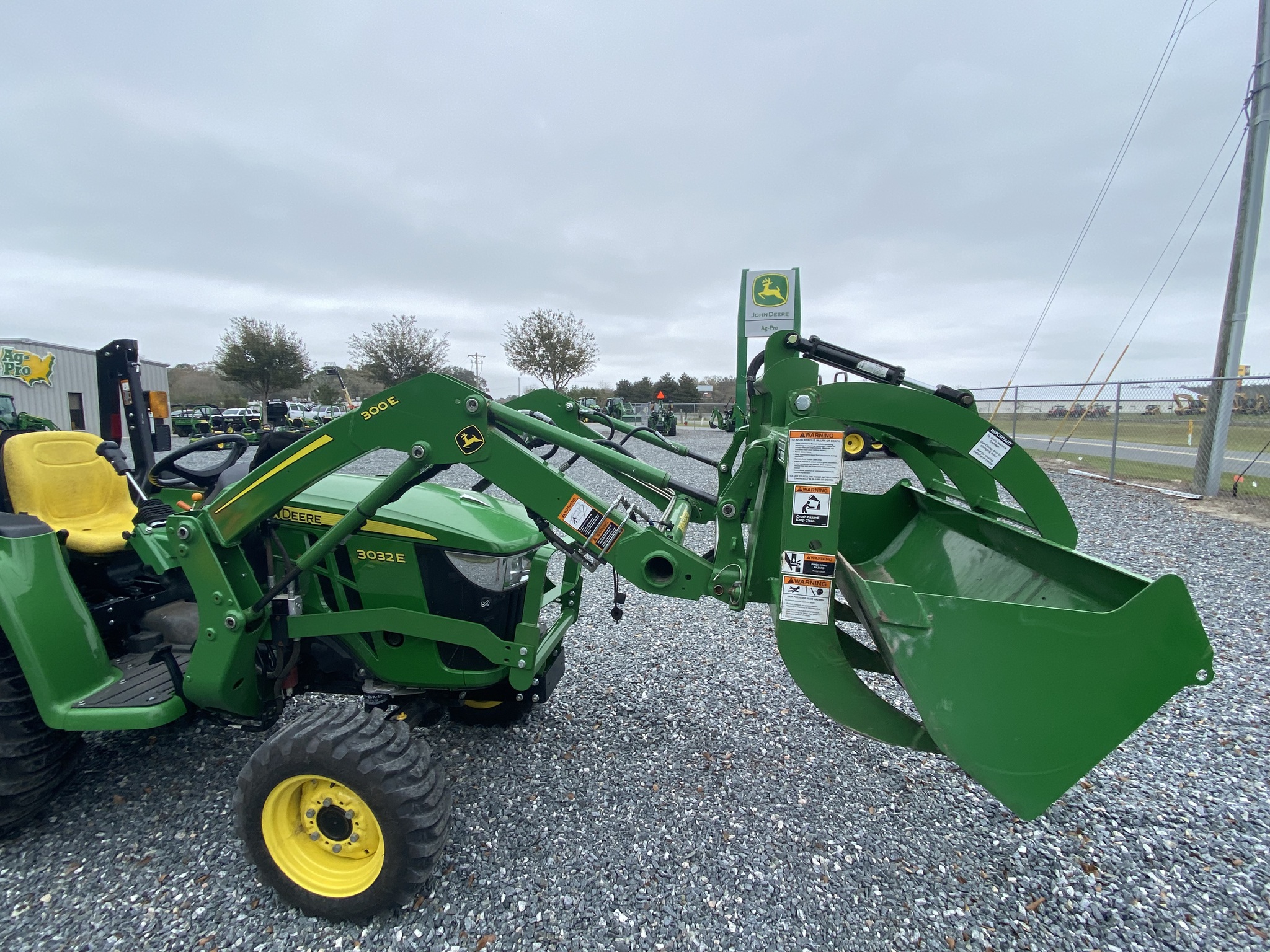 2022 John Deere 3032E Image 3