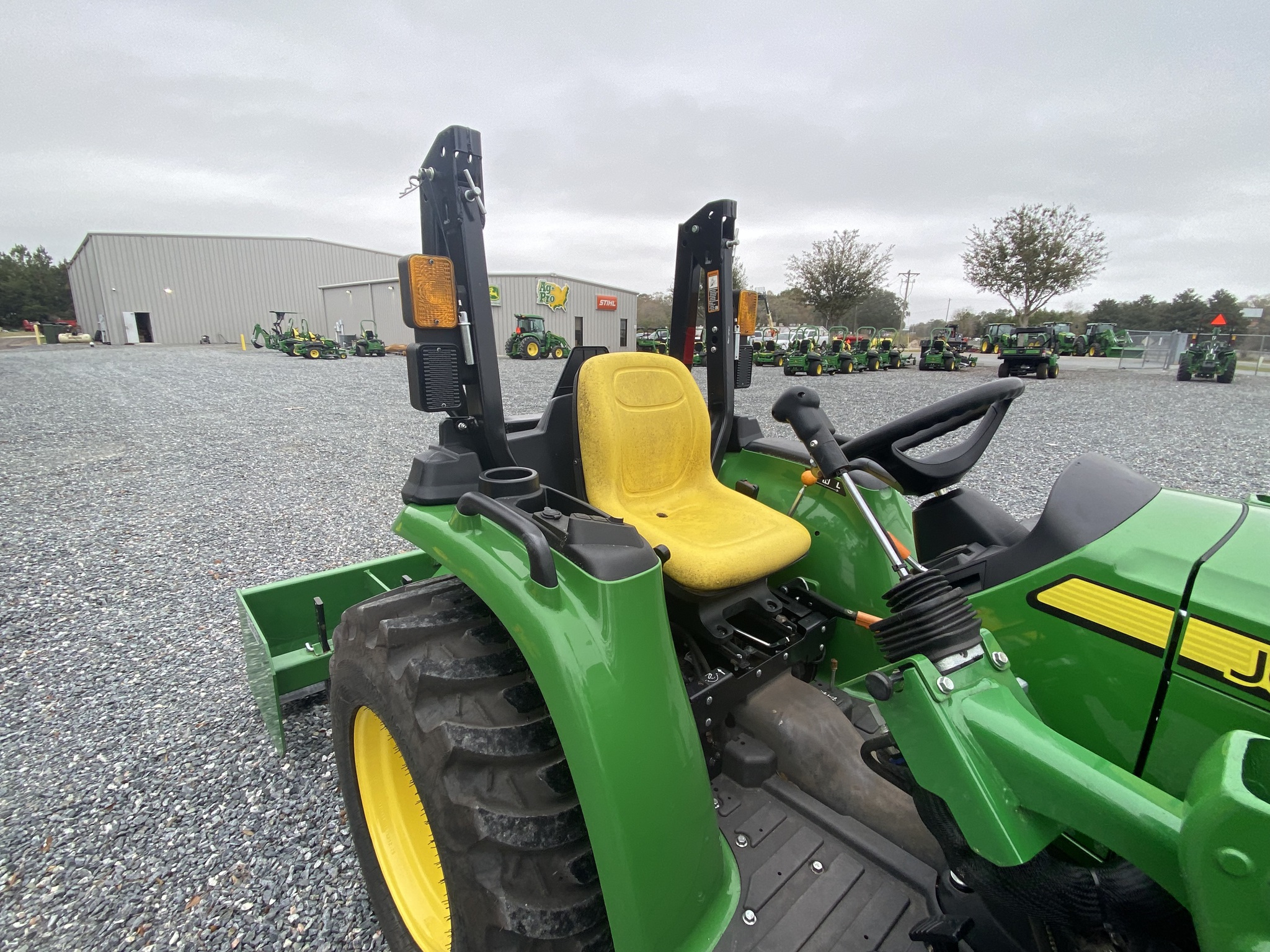 2022 John Deere 3032E Image 6