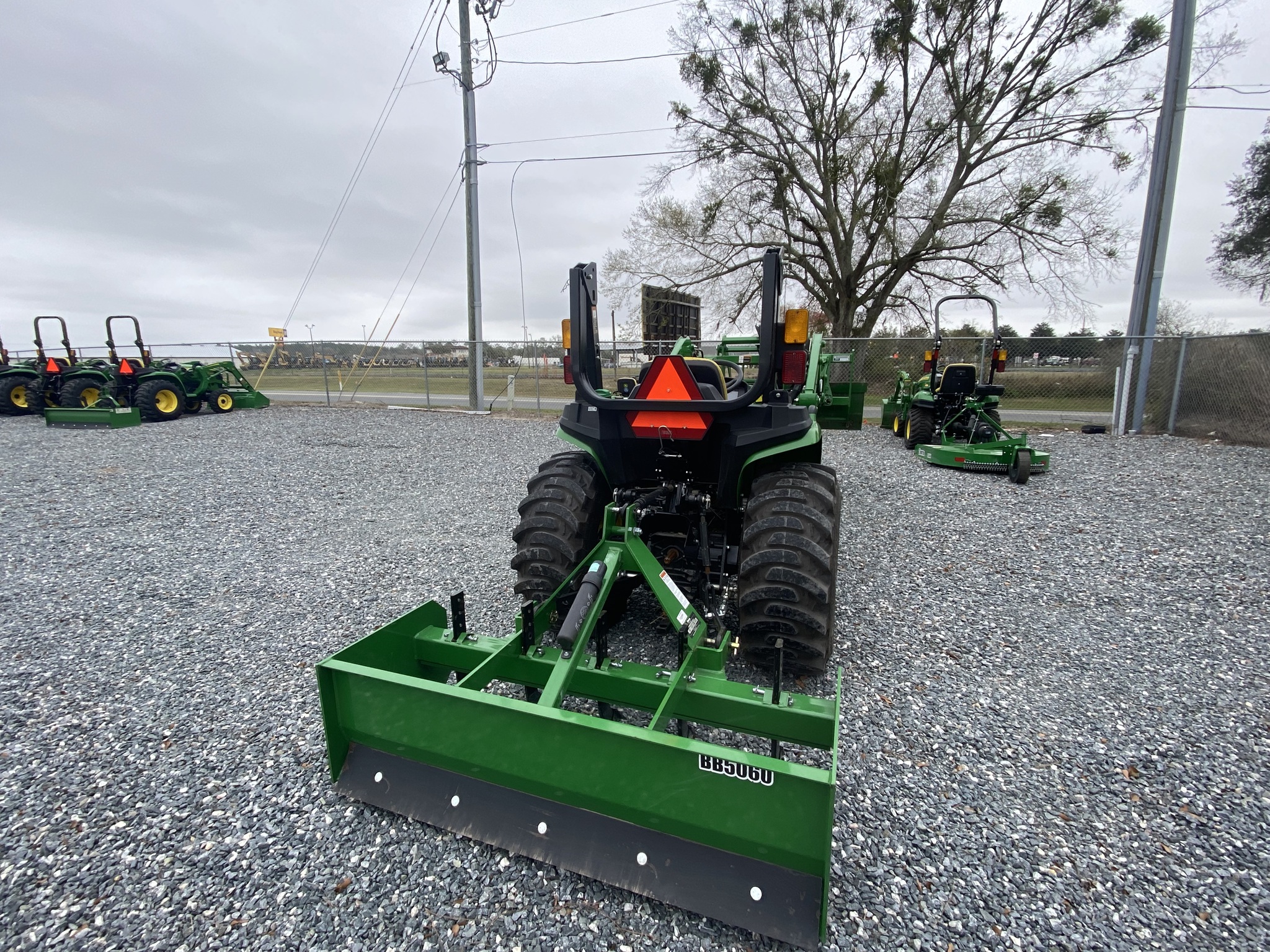 2022 John Deere 3032E Image 7