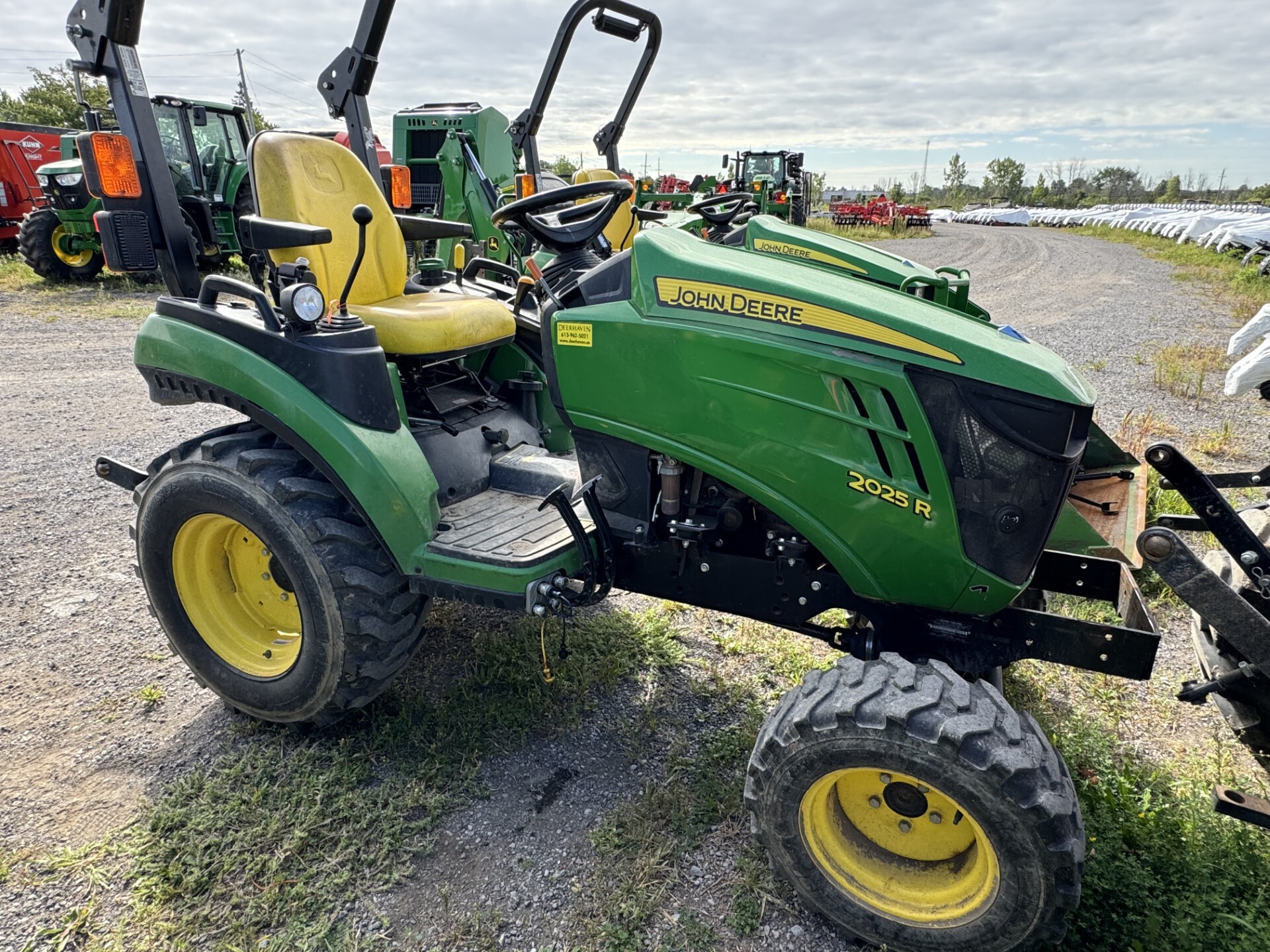 2018 John Deere 2025R Image 2