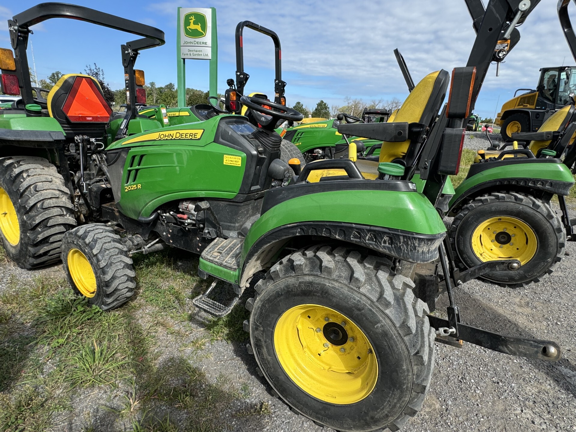 2018 John Deere 2025R Image 3