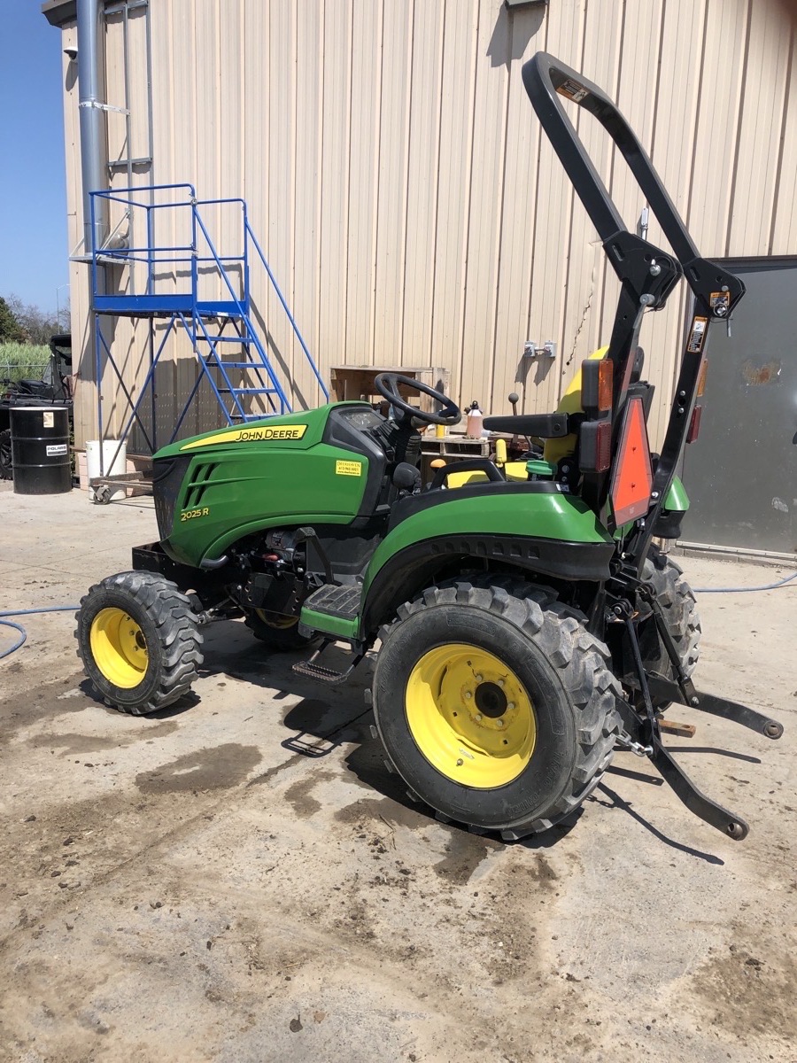 2018 John Deere 2025R Image 2