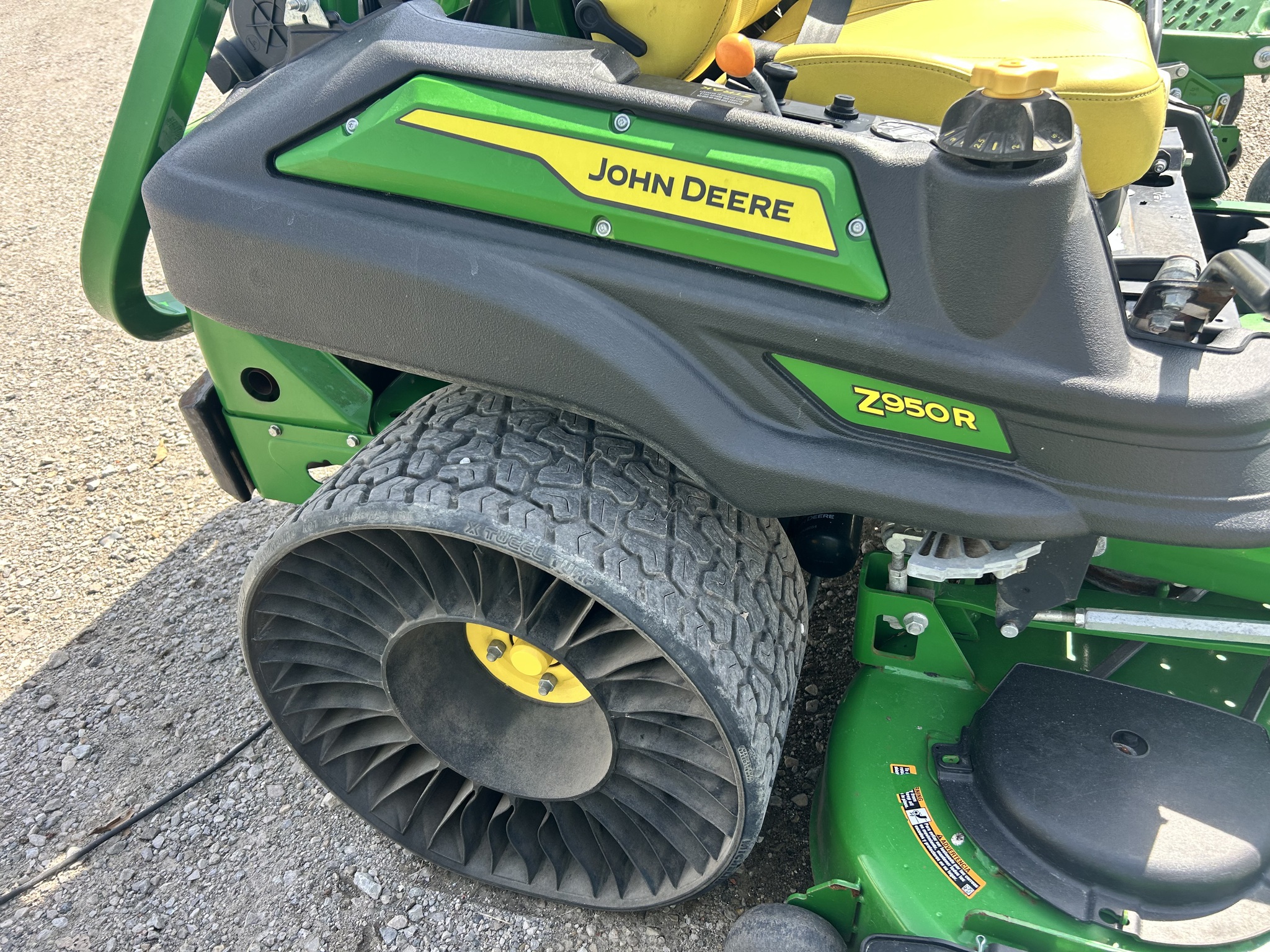 2023 John Deere Z950R Image 7