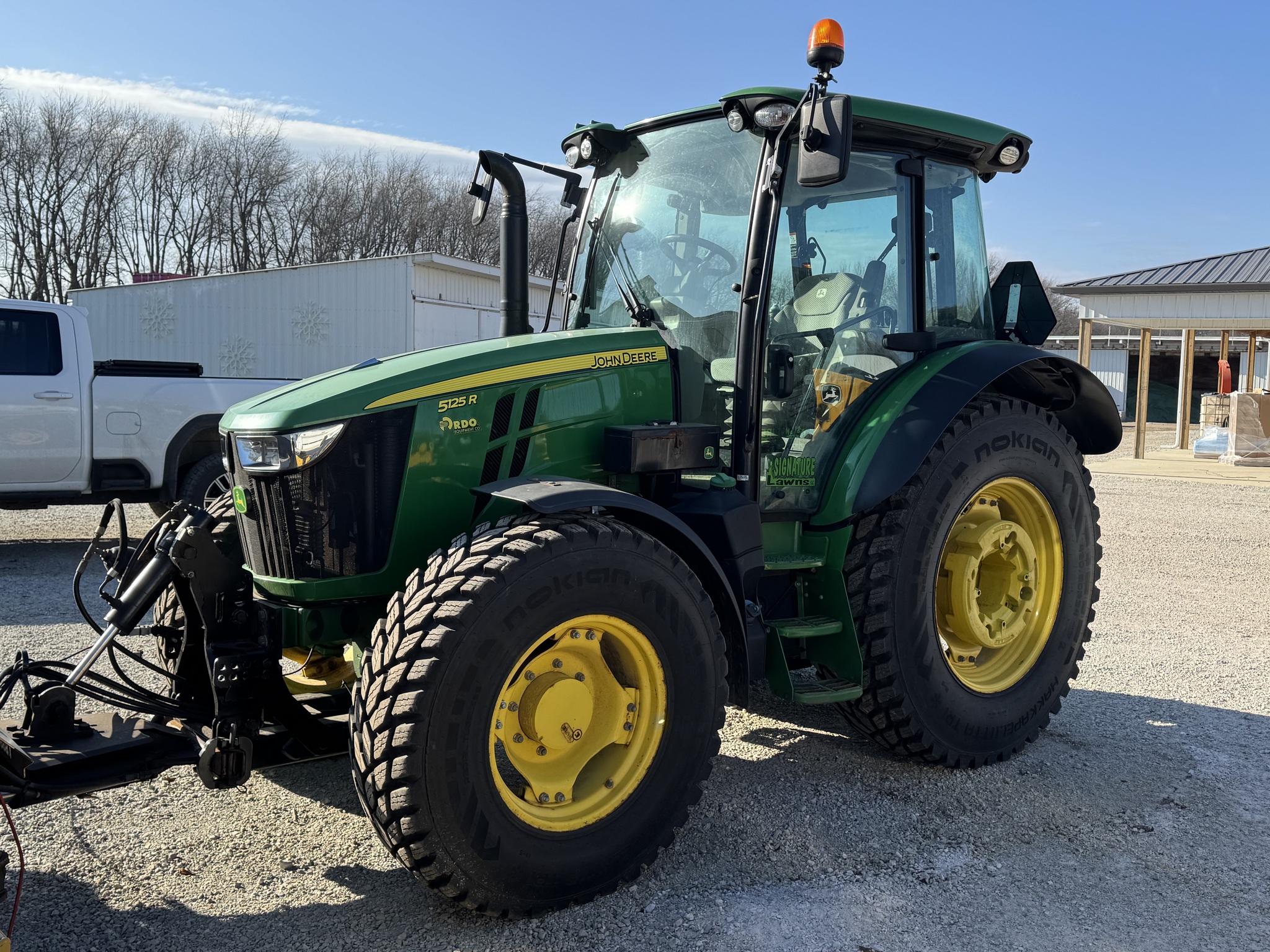 2019 John Deere 5125R Image 2