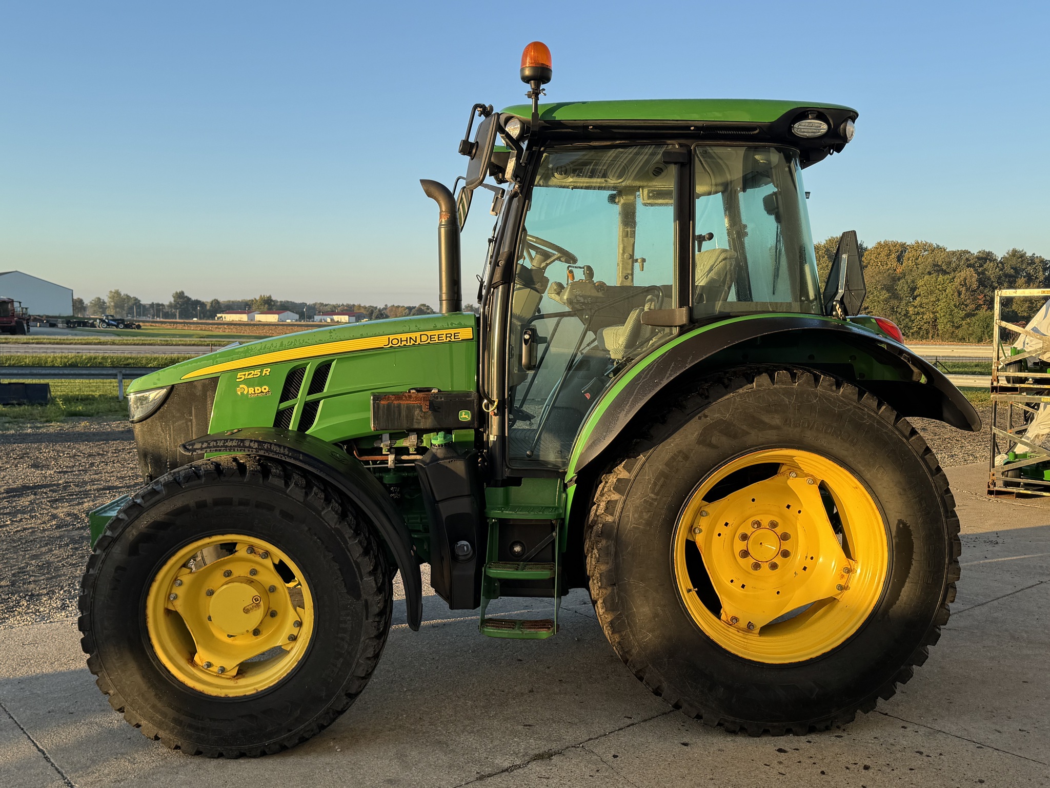 2019 John Deere 5125R Image 4