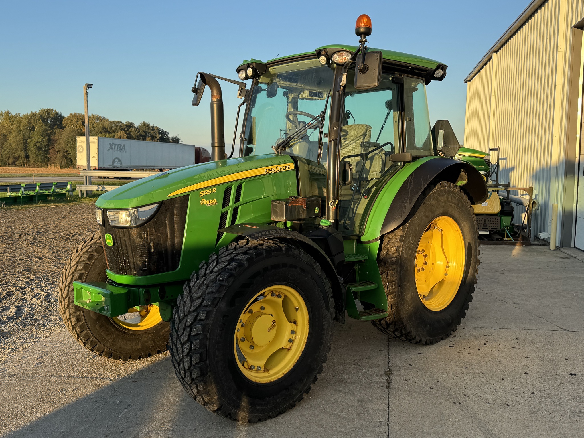 2019 John Deere 5125R Image 3