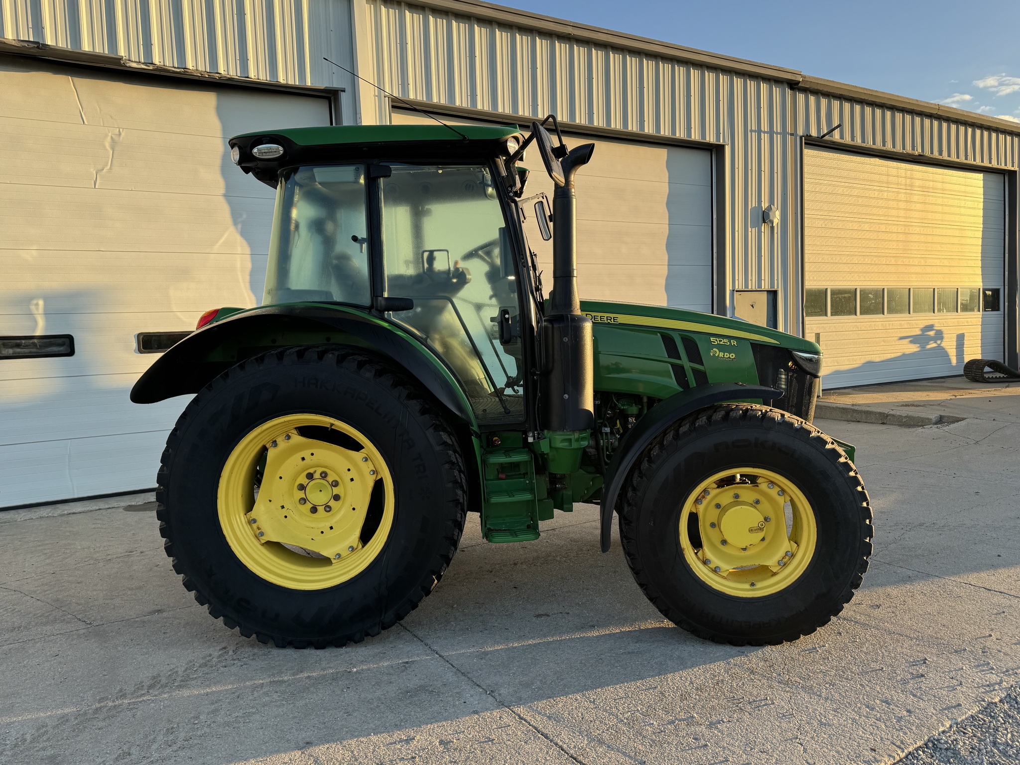 2019 John Deere 5125R Image 8