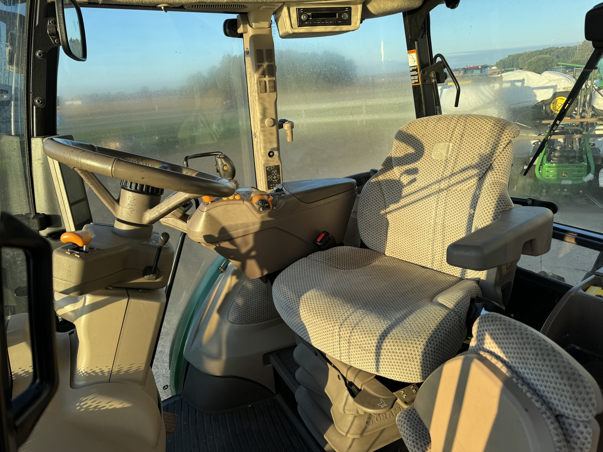 2019 John Deere 5125R Image 9