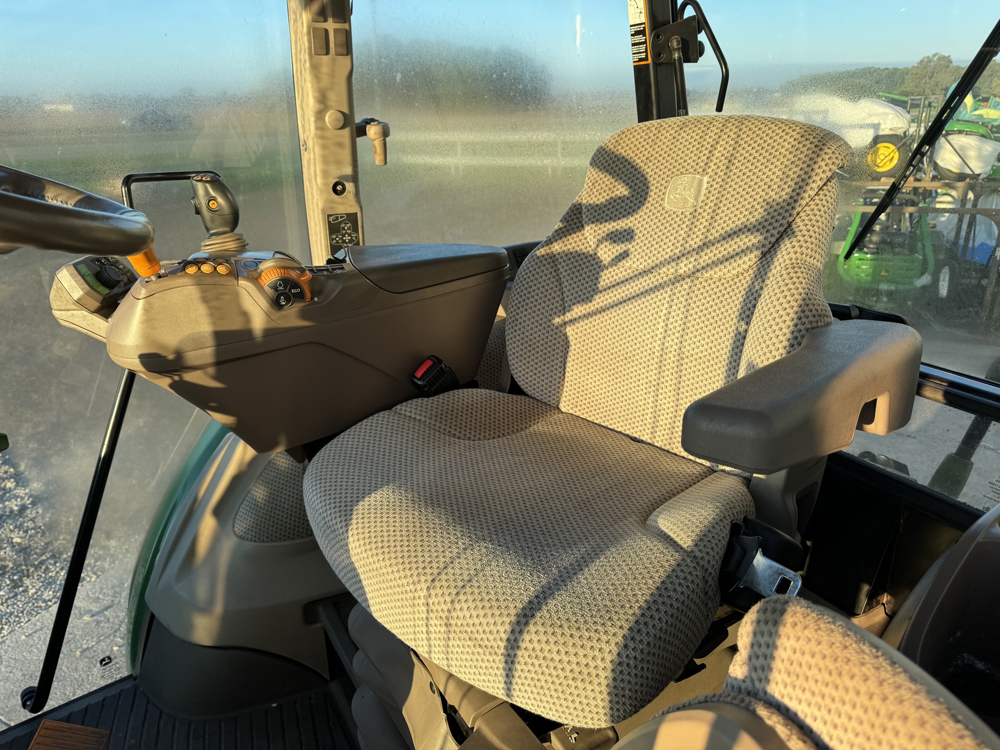2019 John Deere 5125R Image 10