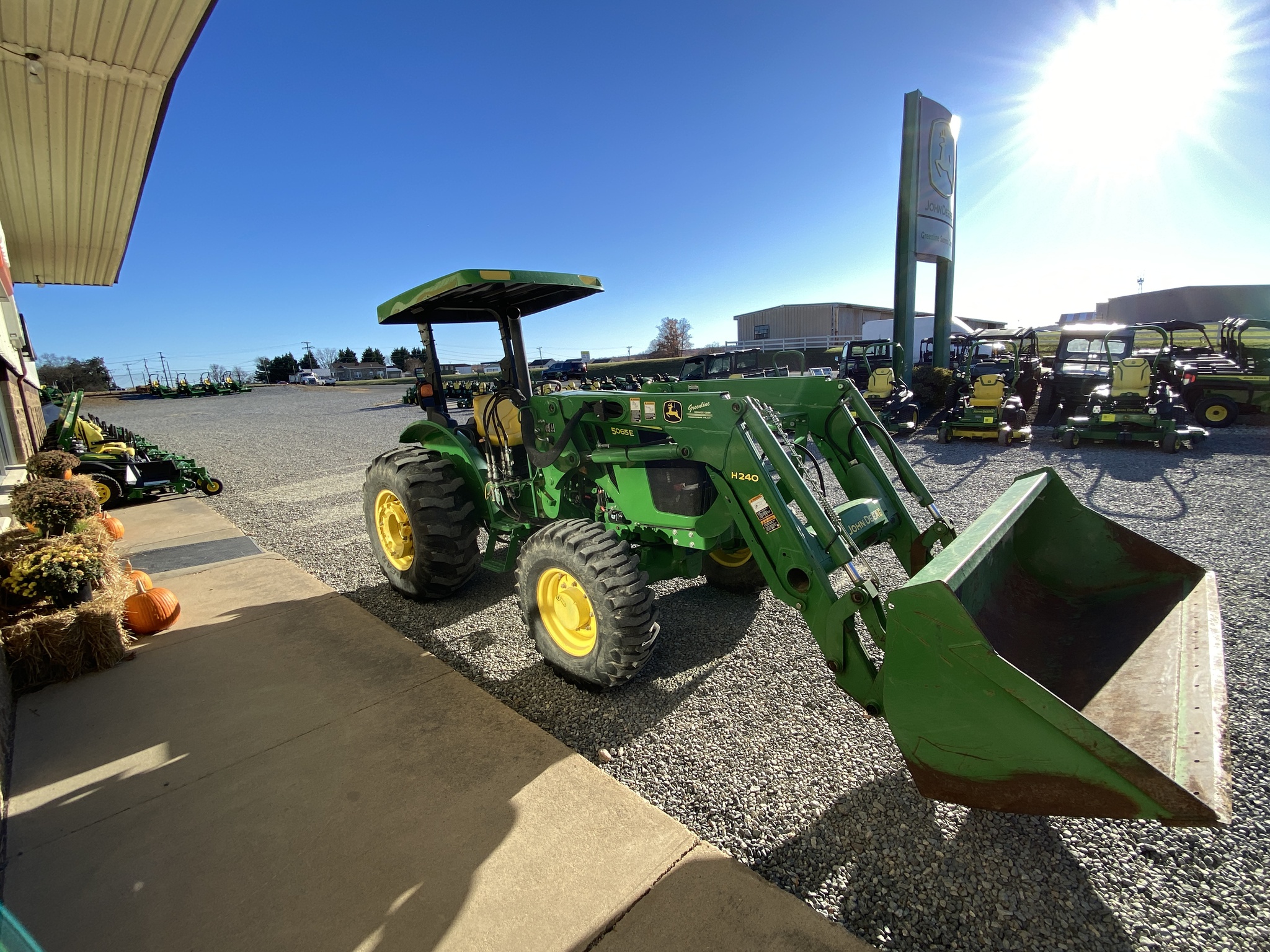2015 John Deere 5065E Image 3